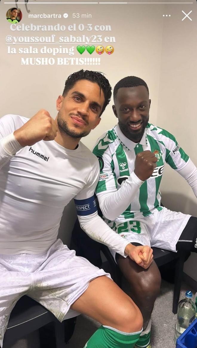 Bartra y Sabaly, en la sala de doping, celebra el triunfo del Betis.