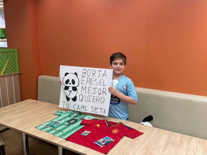 Gonzalo y su pancarta para Borja Iglesias (Foto: ElDesmarque)