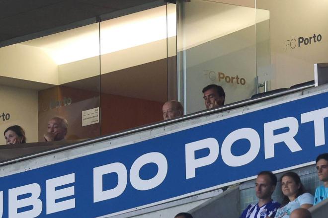 Jorge da Costa en el palco del Estadio do Dragao (Foto: Cordon Press).