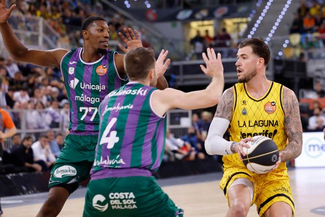 Kalinoski y Yankuba Sima defienden a Fran Guerra (Foto: EFE)