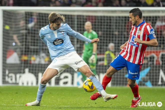 Fer López ante Koke (Foto: LaLiga).