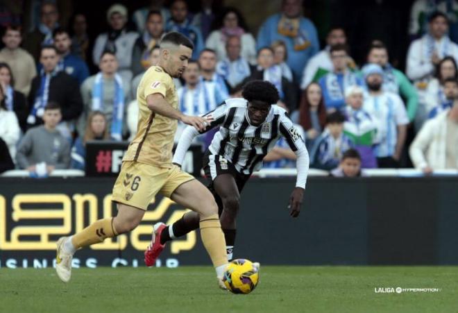 Ramón, ante Ndiaye en el Cartagena - Málaga. (Foto: LALIGA)