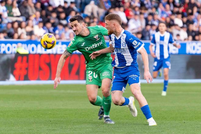 Carlos Vicente peleando un balón en el Alavés-Leganés (Foto: Cordon Press).