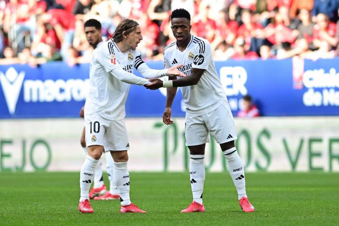 Luka Modric y Vinicius Jr en El Sadar (Foto: EFE)