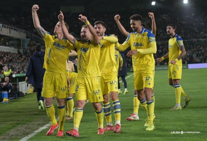 Los jugadores del Cádiz celebran el gol de Ontiveros en El Sardinero (Foto: LaLiga).