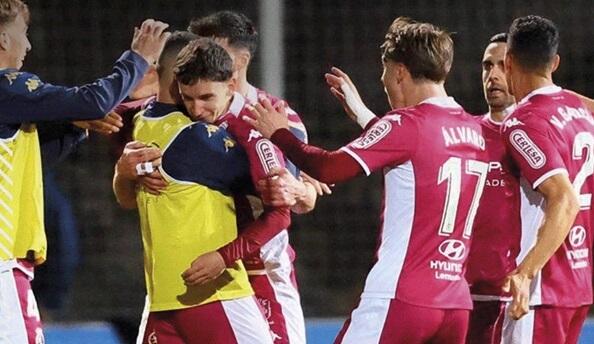 Luis Chacón celebra su golazo de falta a la Real B (Foto: Cultural Leonesa).