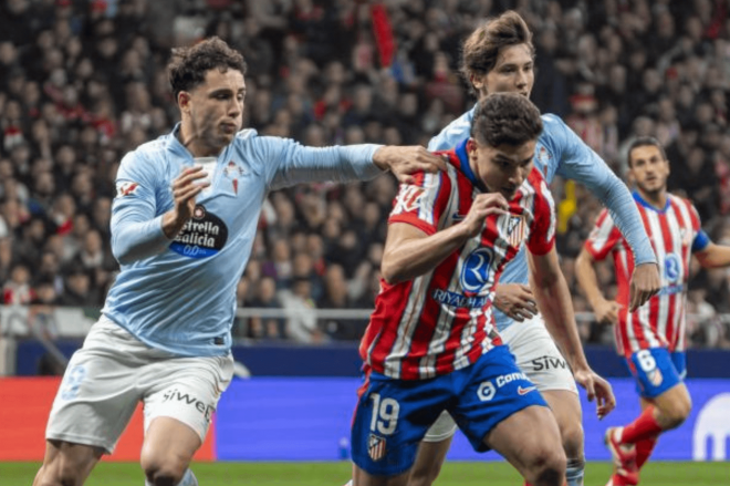 Pablo Durán y Fer López tapando a Julian Álvarez (Foto: LaLiga).