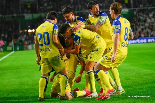 Los jugadores del Cádiz celebran un gol en Santander (Foto: LaLiga).