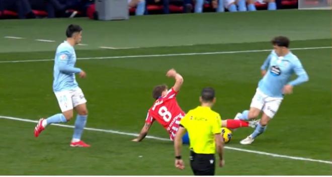 Entrada de Pablo Barrios en el Atlético - Celta (Foto: DAZN).