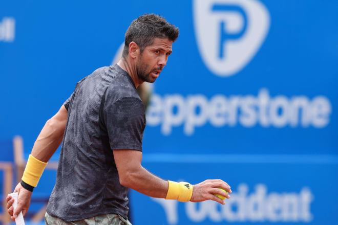 Fernando Verdasco se dispone a sacar en un partido (Foto: Cordon Press).