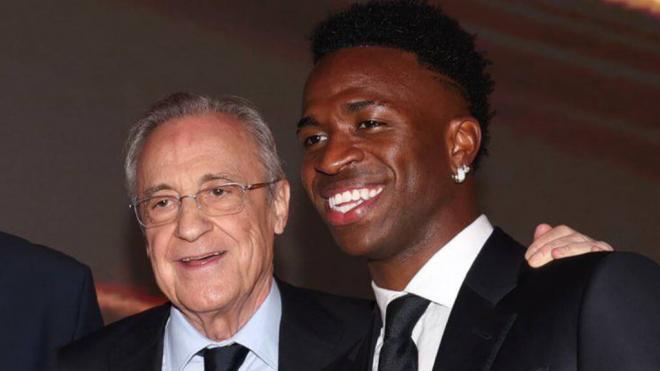 Vinicius junto a Florentino Pérez (Cordon Press)