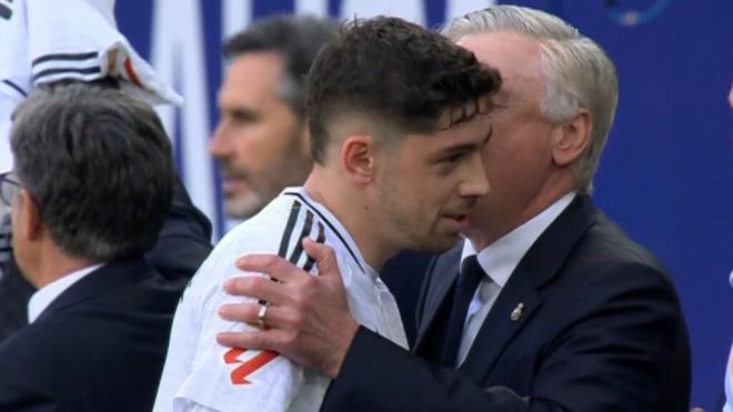 El beso de Carlo Ancelotti a Fede Valverde en El Sadar (Captura de DAZN)