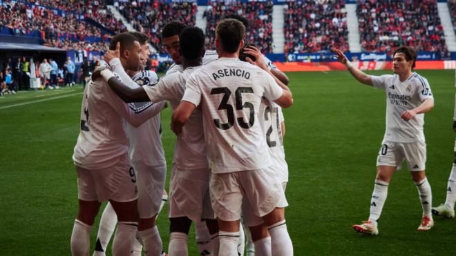 Los jugadores del Real Madrid celebran un gol de Mbappé en El Sadar (Foto: Cordon Press)