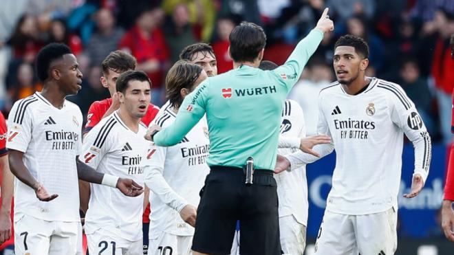 Los jugadores del Real Madrid protestando a Munuera Montero (foto: Europa Press)