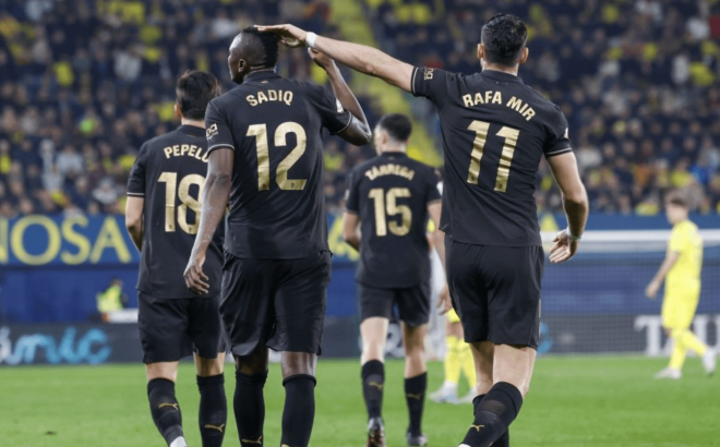 Rafa Mir celebra el gol de Sadiq Umar (Foto: LALIGA).