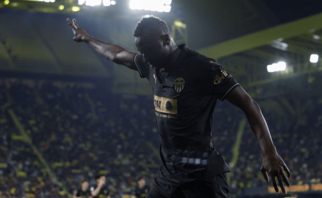 Sadiq Umar celebra un gol con el Valencia (Foto: LALIGA).