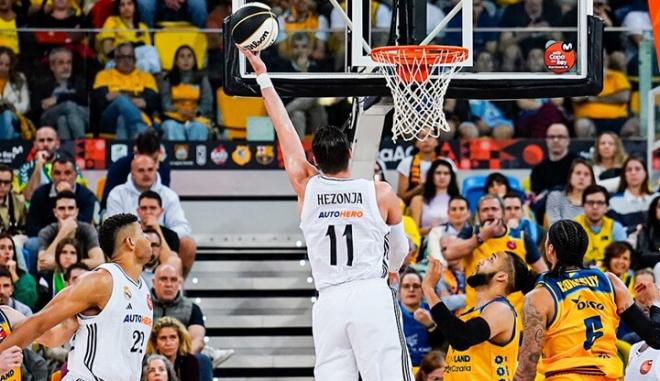 Canasta de Hezonja ante el Dreamland Gran Canaria (Foto: Real Madrid Baloncesto).