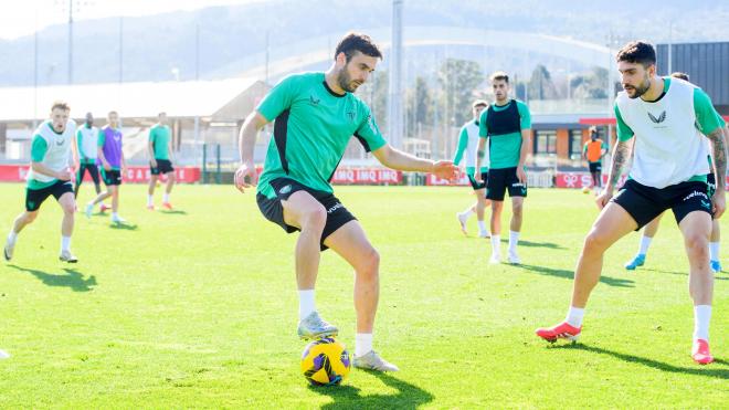 Iñigo Lekue y el equipo entrenando en Lezama (Foto: Athletic Club).