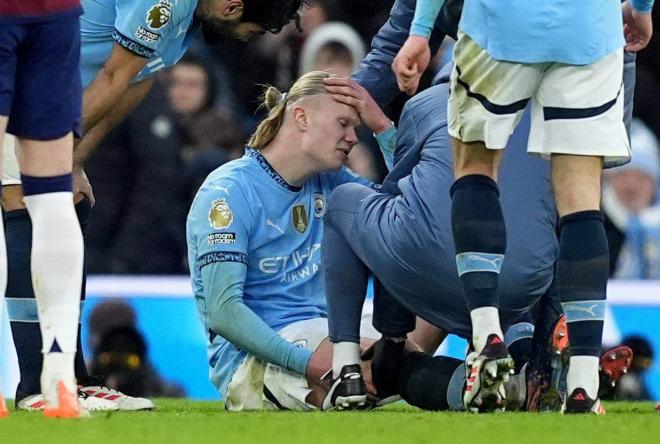 Erling Haaland se duele de la rodilla en el Manchester City-Newcastle (Foto: Cordon Press).