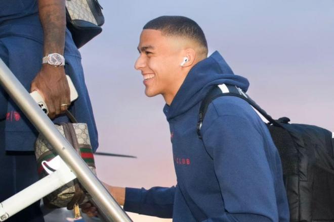 Maroan Sannadi, feliz en el avión del primer equipo (Foto: Athletic Club).