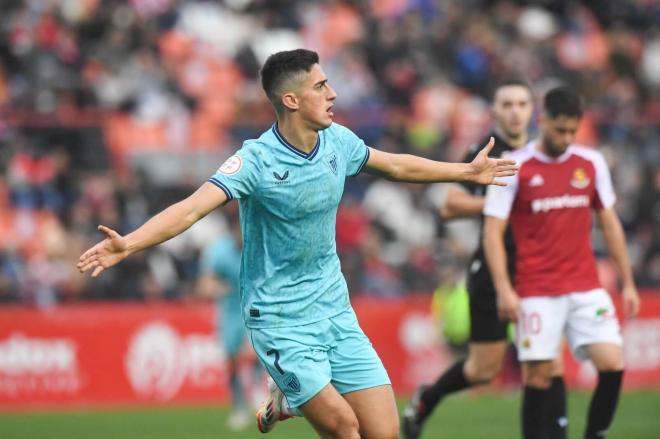 Iker Varela, del Bilbao Athletic, celebra su gol al Nástic en Tarragona (Foto: Athletic Club).