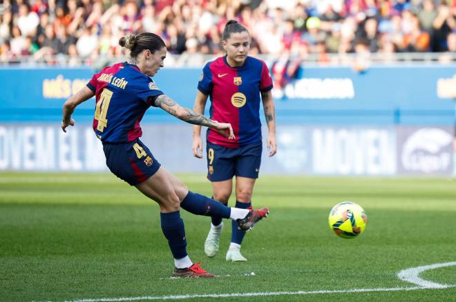 Mapi León lanzando una falta que acabaría en gol ante el Madrid CFF (Foto: EFE)