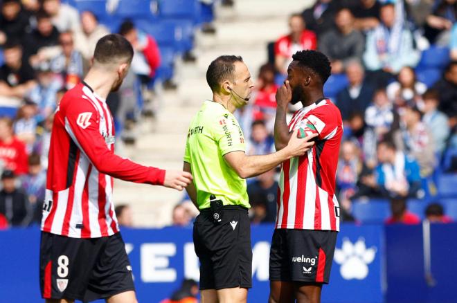 Iñaki Williams hablando con Cuadra Fernández tras activar el protocolo racista (Foto: EFE).