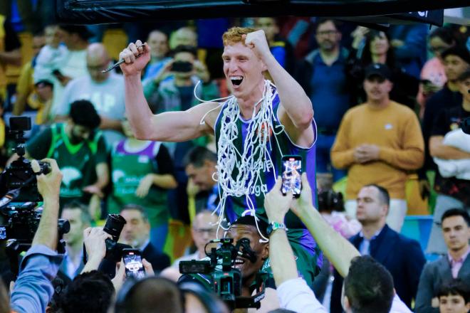 Alberto Díaz celebra otro título con su Unicaja en la Copa de Gran Canaria. (Foto: EFE)