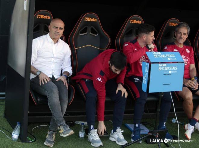 Óscar Gilsanz en el banquillo antes del Eldense - Deportivo (Foto: LALIGA).