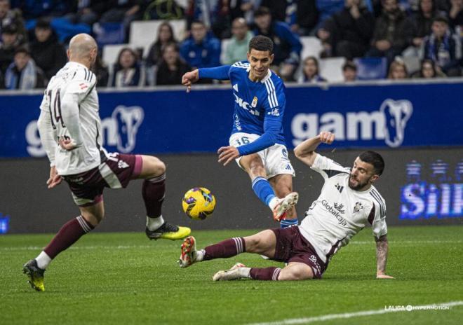 Ilyas Chaira, en una ocasión del Real Oviedo-Albacete (Foto: LALIGA).