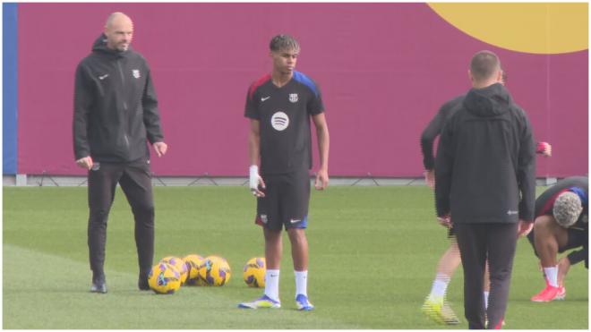 Lamine Yamal entrenando con un vendaje en la mano derecha.