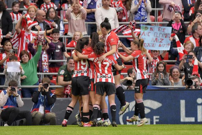 Las leonas del Athletic celebran un gol de Azkona en el derbi vasco femenino de San Mamés (Foto: Giovanni Batista).