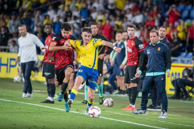 Moleiro conduce un balón en el Las Palmas-Mallorca (Foto: Cordon Press).