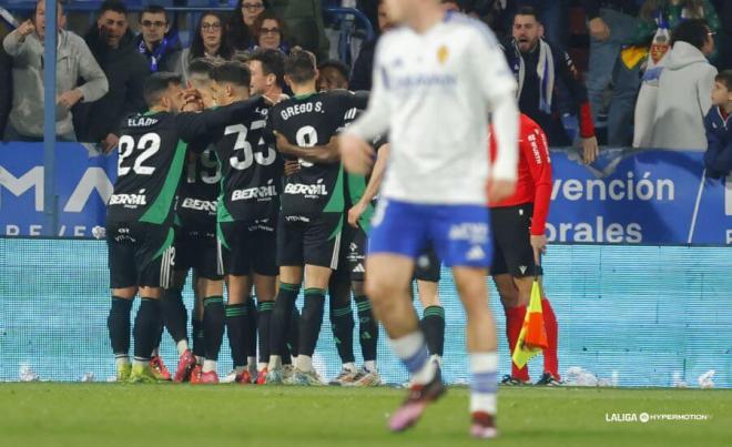 Íñigo Córdoba celebra su gol en el Zaragoza-Burgos (Foto: LALIGA).