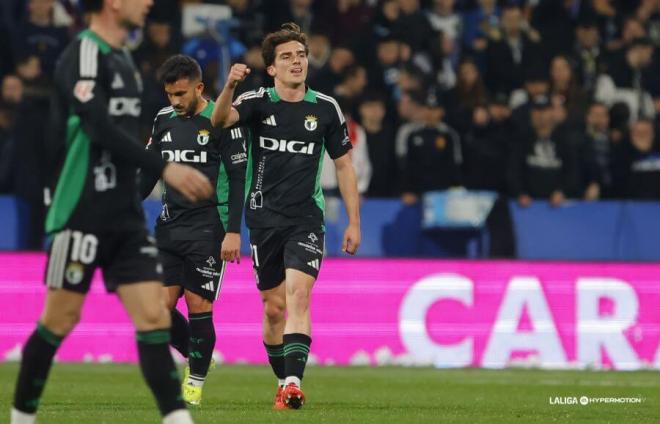 Íñigo Córdoba celebra su gol en el Zaragoza-Burgos (Foto: LALIGA).