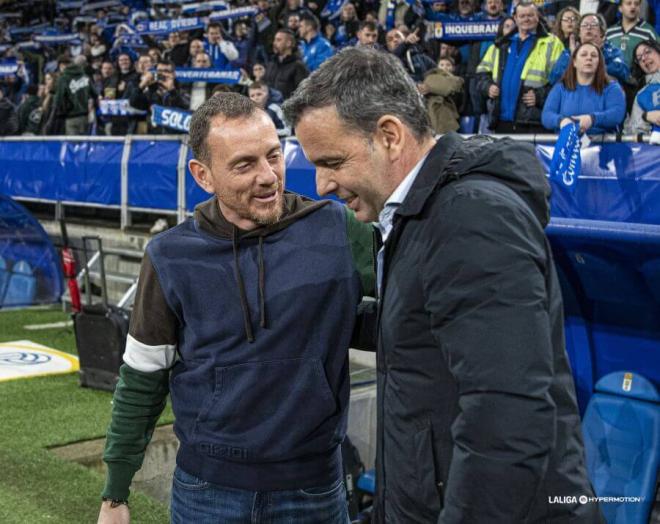 Javi Calleja y Alberto González se saludan antes del Real Oviedo-Albacete (Foto: LALIGA).