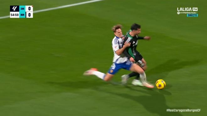 La entrada de Dani Gómez por la que fue expulsado en el Zaragoza-Burgos.