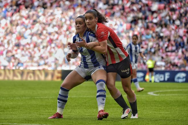 Gran batalla en el derbi femenino entre Athletic Club y Real Sociedad en San Mamés (Foto: Giovanni Batista).