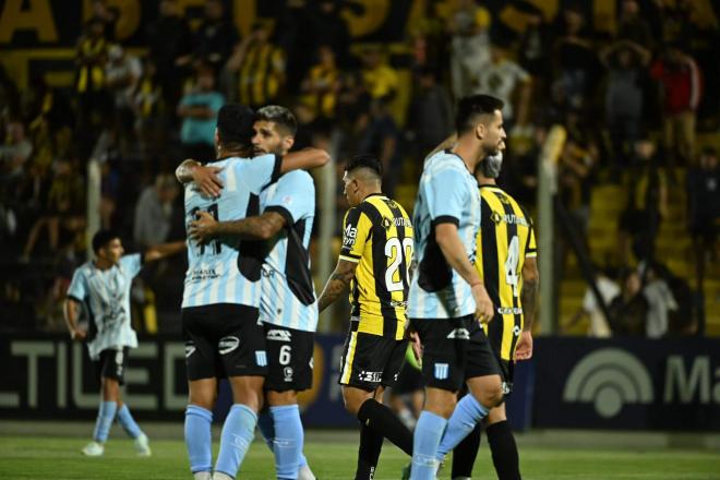 Los jugadores del Racing de Córdoba celebran un gol al Deportivo Madryn (Foto: CAR).