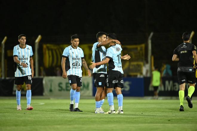 Los jugadores del Racing de Córdoba celebran un gol al Deportivo Madryn (Foto: CAR).