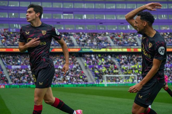 Juanlu Sánchez celebra con Djibril Sow su primer gol en el Real Valladolid-Sevilla (Foto: Cordon P