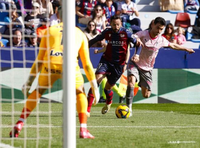 Rubén Yáñez observa la llegada de Morales (Foto: LaLiga).