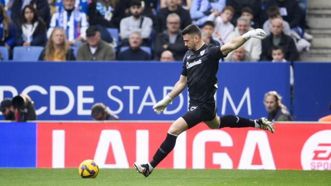 Saque de Unai Simón ante el RCD Espanyol en Cornellá (Foto: Athletic Club).