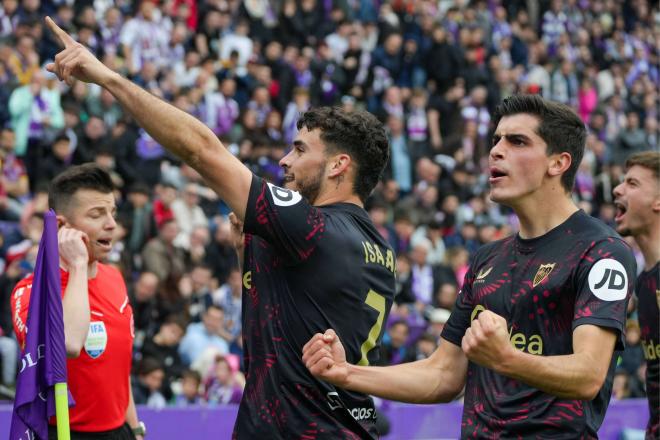 Isaac Romero, Juanlu Sánchez y Kike Salas, celebrando un gol (Foto: Cordon Press).