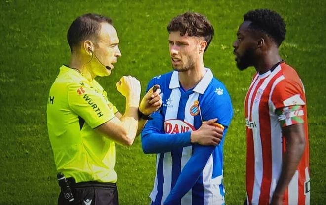 Cuadra Fernández activa el protocolo antirracismo delante de Iñaki Williams (Foto: LALIGA TV) en el partido RCD Espanyol- Athletic Club.