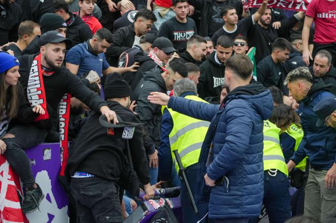 La afición del Sevilla, tras la celebración de Isaac Romero (Foto: Sergio Borja).