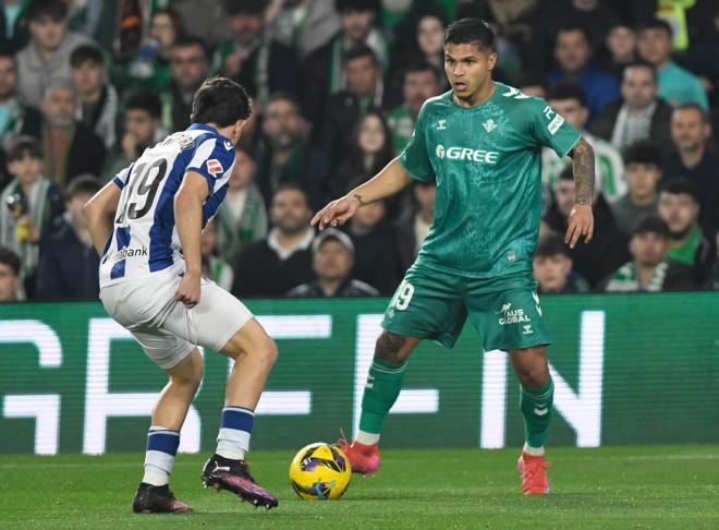 Cucho Hernández, ante la Real Sociedad (Foto: Kiko Hurtado)