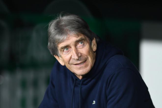 Manuel Pellegrini, en el banquillo del Villamarín (Foto: Kiko Hurtado)