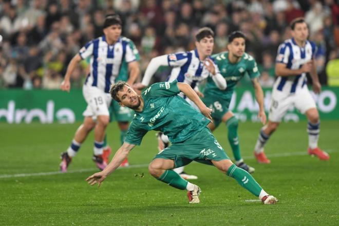 El penalti de Lo Celso ante la Real Sociedad (Foto: Kiko Hurtado)