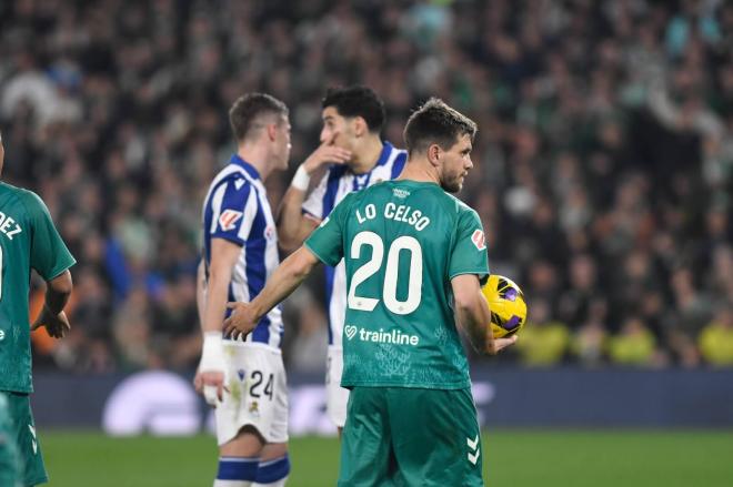 El penalti de Lo Celso ante la Real Sociedad (Foto: Kiko Hurtado)